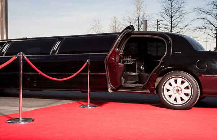 You are currently viewing 5 Reasons Why You Should Hire A Limo Service